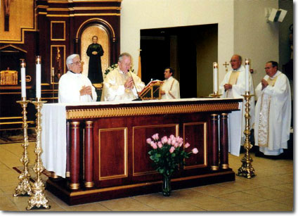 Misa Solemne en celebraci&oacute;n de las Bodas de Oro en la iglesia San Juan Bosco, Miami